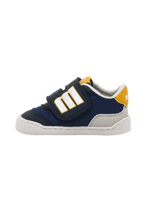 Sneaker met een marineblauwe bovenkant, grijze accenten en een klittenbandsluiting met een wit logo. Rubberen zool en gevoerde kraag voor comfort.