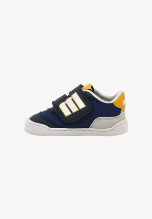 Zapatilla con parte superior en azul marino, acentos grises y una correa de Velcro con un logo blanco. Suela de goma y cuello acolchado para mayor comodidad.