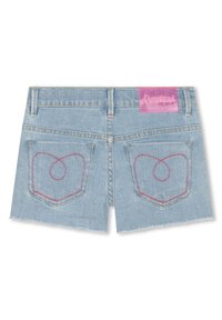 Ljusblå denimshorts med rå kant, röd trikåstyg på bakfickorna och en rosa "Billieblush"-etikett på midjebandet.