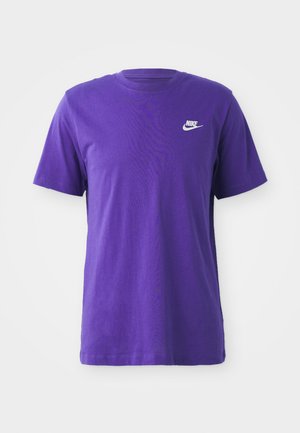 Violeta kokvilnas T-krekls ar īsām piedurknēm un abus kakla izgriezumu. Uz kreisā krūšu daļas ir balts Nike logo. Gluda tekstūra.