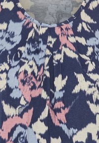 Bluse mit Blumenmuster und rundem Ausschnitt. Verfügt über marineblau, hellblau und rosa Töne. Hergestellt aus strukturiertem Stoff mit Falten.