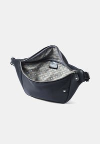 Borsa in pelle nera con esterno texturizzato. L'interno presenta una fodera a motivo. Include una chiusura con zip e una tracolla regolabile.