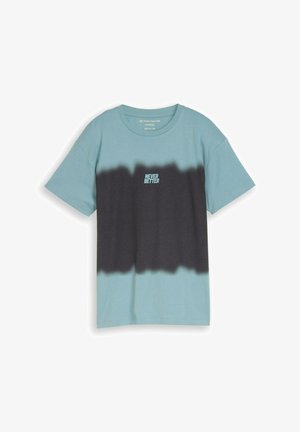 T-shirt bleu clair oversized avec une large bande horizontale noire et le texte "NEVER BETTER" imprimé au centre de la poitrine.