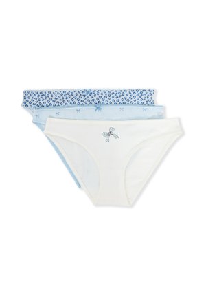 Tre paia di mutandine in cotone per donna con motivi blu chiaro: una con stampa leopardata, una a righe e una bianca unita con un dettaglio a fiocco.