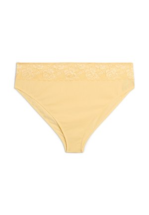 Sous-vêtement féminin jaune avec une ceinture en dentelle florale, taille mi-haute, et tissu lisse sur fond blanc.