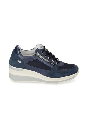 Sneaker zeppa blu navy con pannelli in camoscio e mesh, lacci neri, zip laterale argento e suola spessa bianca.
