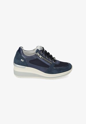 Sneaker zeppa blu navy con pannelli in camoscio e mesh, lacci neri, zip laterale argento e suola spessa bianca.