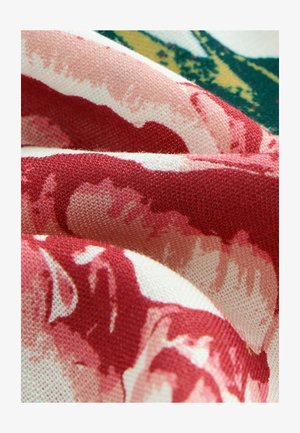 Kangastus koos lillemustriga, millel on suured punased roosid helesinise tausta peal, rohelise lehestiku aktsentidega ja pehme tekstuuriga viimistlusega.