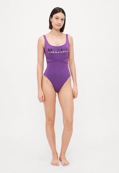 Lila yksiö uimapuku, jossa on pyöreä pääntiemo, paksut hihnat ja vaakasuorat ristikot. Sisältää "MaxMara" -logon hopeakirjaimilla.