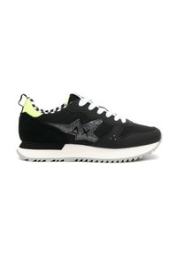 Sneaker nera con una combinazione di materiali, caratterizzata da un accento di glitter argento, lacci bianchi, tallone verde neon e suola bianca a contrasto.