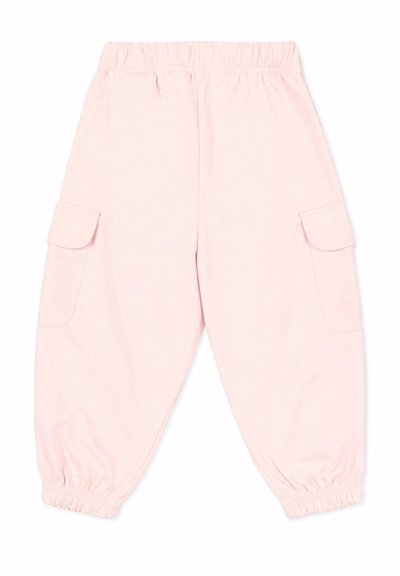 Pantalones cargo de cintura elástica color rosa claro con bolsillos laterales con solapa y puños elásticos recogidos en los tobillos, colocados planos sobre un fondo blanco.