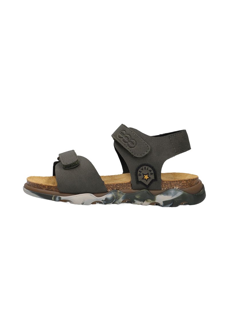 Grijze sandalen met verstelbare riemen, een kurken voetbed en een flexibele, gemusterde rubberen buitenzool met een camouflagepatroon.