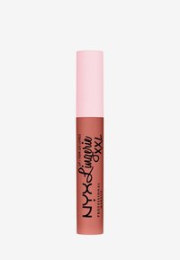 NYX Lip Lingerie XXL w smukłej tubce z różową nakrętką. Obudowa ma matowe wykończenie w stonowanym brązowo-różowym odcieniu z czarnym napisem.