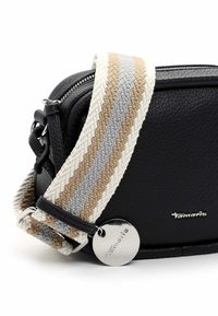 Borsa in pelle nera con una tracolla intrecciata in crema, grigio e marrone. Presenta un'etichetta con logo metallico e una chiusura a zip.