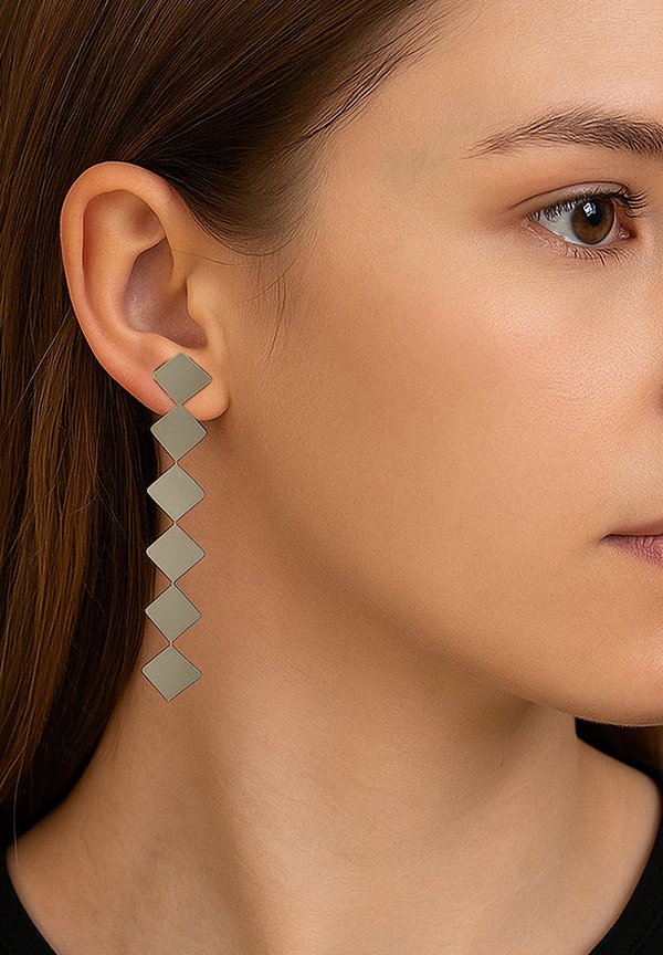 LANGE MIT GEOMETRISCHEN ANHÄNGERN - Ohrringe