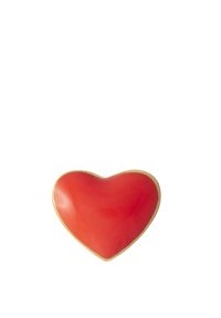 Broche en forma de corazón rojo con un acabado brillante, contorneada en oro. Textura suave y forma simétrica. Sin patrones ni detalles adicionales.