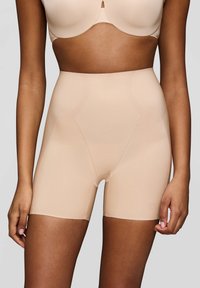 Shorts modellanti in color carne con una consistenza liscia, caratterizzati da una lunghezza fino a metà coscia, un delicato motivo a spina di pesce e una cintura rinforzata.