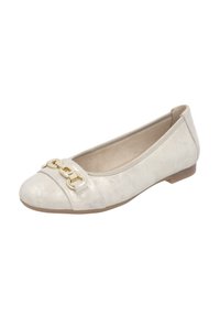 Beige flacher Schuh mit einer runden Zehenpartie, metallisch goldfarbener Schnalle vorne und einem weichen, strukturierten Obermaterial auf einer niedrigen, glatten Sohle.