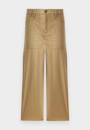 Khakifarbene, weit geschnittene Hose aus strapazierfähigem Baumwollmischgewebe. Verfügt über zwei Seitentaschen und einen vorderen Knopfverschluss. Glatte Textur.