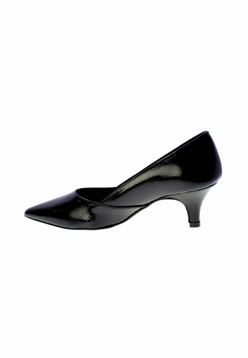 Pump da donna in vernice nera con punta appuntita e tacco a scendere, mostrata in profilo laterale su sfondo bianco.
