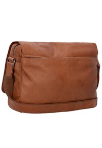 Borsa a tracolla in pelle marrone con una forma robusta e strutturata. Presenta un ampio scomparto principale, una tracolla regolabile e una tasca laterale.