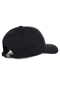 Casquette en coton noir avec une visière courbée, sangle réglable à l'arrière et branding subtil sur le matériel. Tissu texturé avec des perforations pour la ventilation.