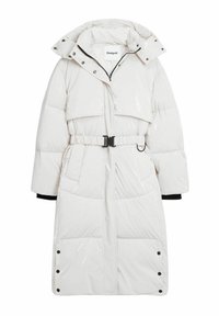 Witte, glanzende, lange pufferjas met een riem in de taille, oversized kraag, drukknoopsluitingen en grote voorzakken. Beschikt over zwarte binnenmanchetten.