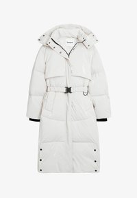Abrigo acolchado largo, blanco y brillante, con cintura ceñida, cuello oversize, botones a presión y grandes bolsillos frontales. Presenta puños interiores en negro.