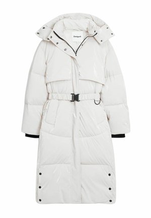 Cappotto imbottito lungo bianco e lucido, con vita cintata, colletto oversize, bottoni a scatto e ampie tasche frontali. Presenta polsini interni neri.