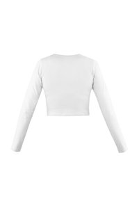 Weißes langärmliges, cropped Oberteil aus glattem Stoff. Es hat einen runden Ausschnitt und semi-fitted Ärmel, entworfen für Freizeitmode.