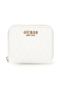 Portafoglio bianco in ecopelle trapuntata con chiusura a zip e hardware in tonalità dorata, caratterizzato dal logo inciso "GUESS EST 1981" sul davanti.
