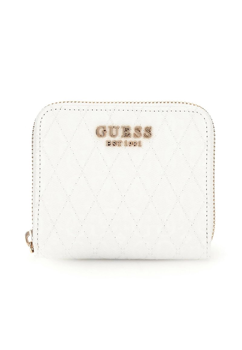 Portafoglio bianco in ecopelle trapuntata con chiusura a zip e hardware in tonalità dorata, caratterizzato dal logo inciso "GUESS EST 1981" sul davanti.