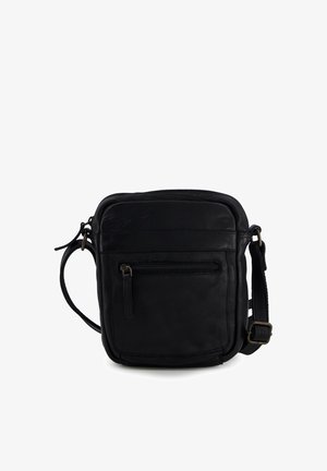 Lille sort læder crossbody-taske med lynlåslomme foran og justerbar rem, isoleret på hvid baggrund.