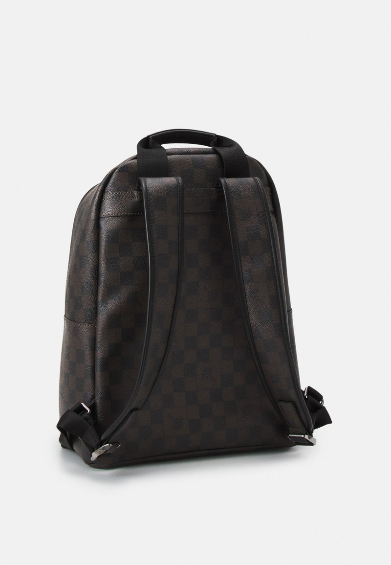 Brauner karierter Leder-Rucksack mit schwarzen Trägern, eleganter Form, doppelten Griffen und dezenten Logo-Details an der Seite.