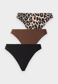 Trois sous-vêtements bikini pour femmes en imprimé léopard, marron uni et noir uni, disposés verticalement sur un fond blanc.