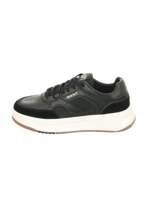 Schwarzer Sneaker mit einer Kombination aus Leder und Mesh-Obermaterial, weißer Zwischensohle, strukturiertem Schuhsohle und perforierten Details an der Zehenpartie. Branding auf der Zunge sichtbar.