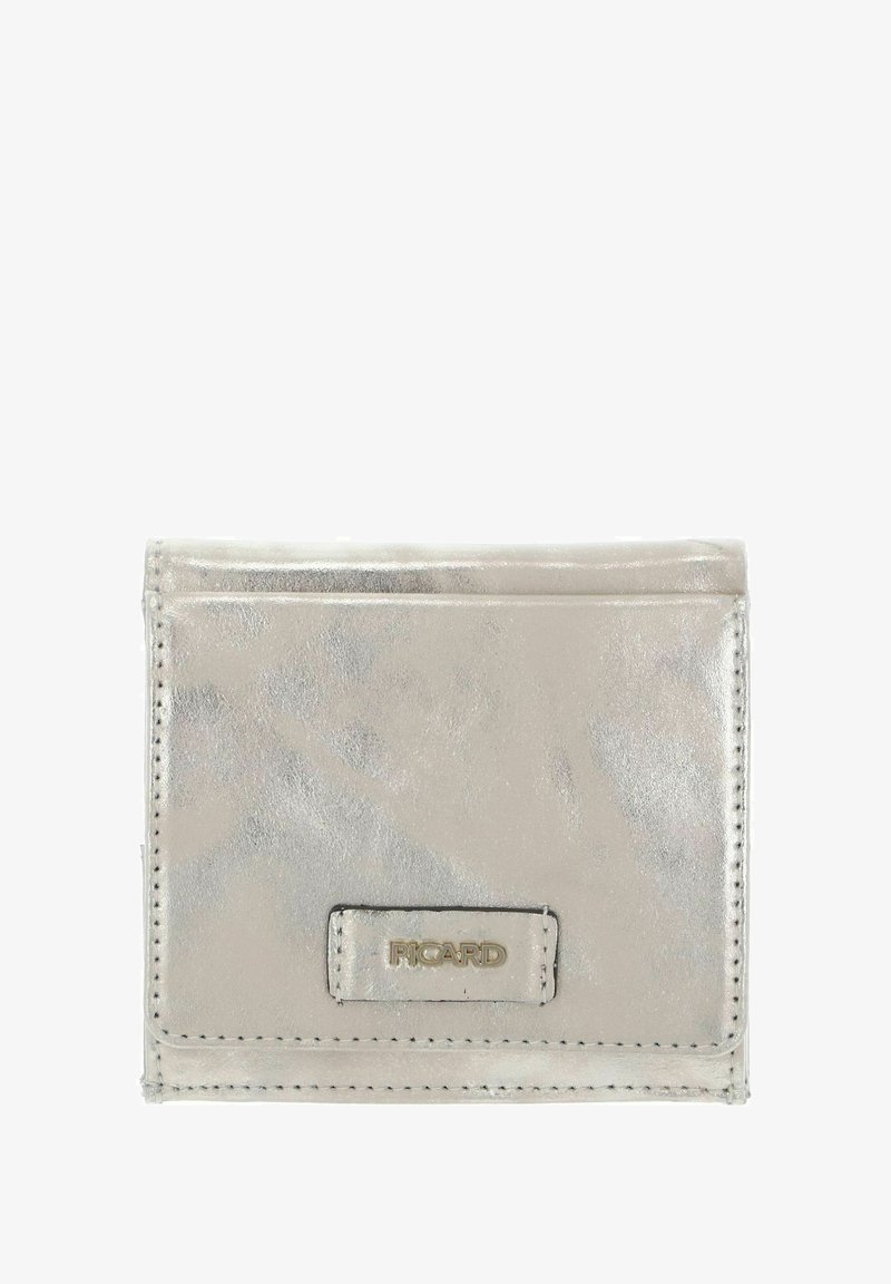 Petit portefeuille en cuir argenté métallisé avec des bords cousus et une plaque métallique rectangulaire embossée "RICARD" sur le devant.