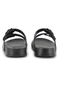 Μαύρα σανδάλια με λείο καουτσούκ πέλμα, διπλό σχέδιο λουριών και ρυθμιζόμενο εξάρτημα. Απλή και επίπεδη κατασκευή με ανάγλυφο πέλμα.