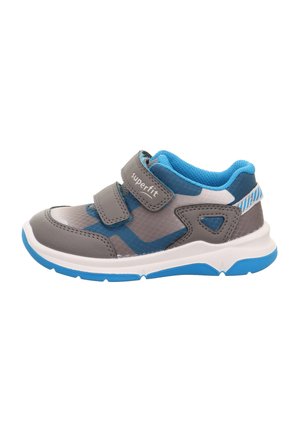 Grau und blaue Sportschuhe mit zwei Klettverschlüssen, Obermaterial aus Mesh, strukturierten Akzenten und einer weißen Sohle mit blauen Details.