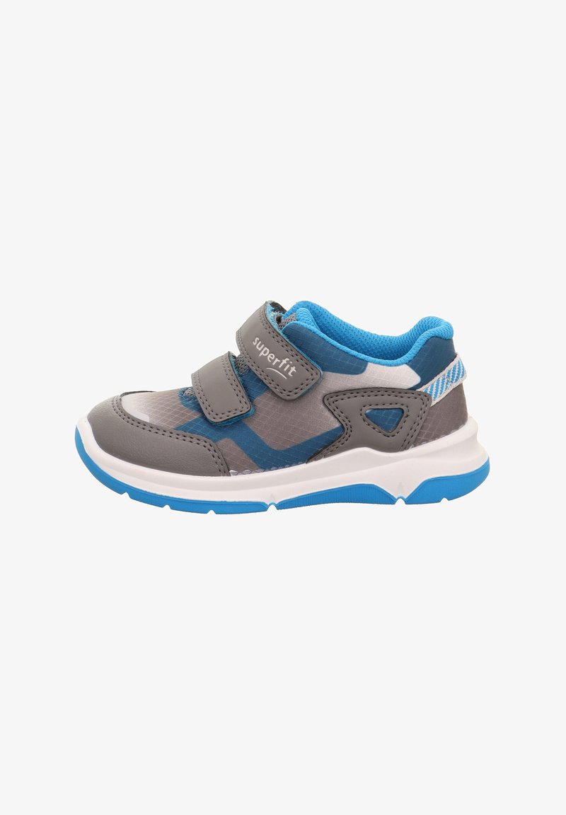 Grau und blaue Sportschuhe mit zwei Klettverschlüssen, Obermaterial aus Mesh, strukturierten Akzenten und einer weißen Sohle mit blauen Details.