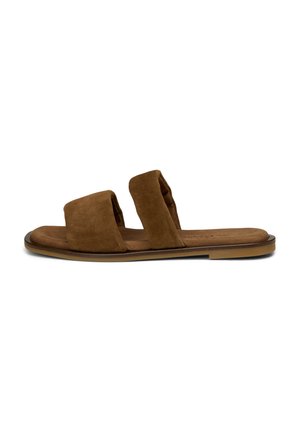 Brązowa zamszowa sandałka typu klapek z dwoma szerokimi, wyściełanymi paskami i płaską podeszwą, pokazana z boku na białym tle.