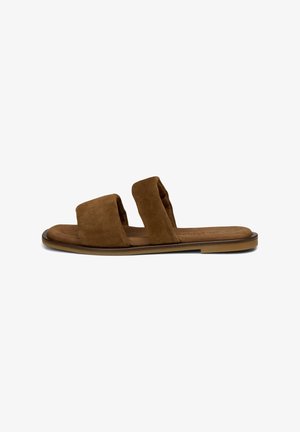 Sandale mule en daim marron avec deux larges brides rembourrées et semelle plate, vue de profil sur fond blanc.