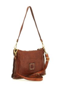 Borsa a tracolla in pelle marrone con bordo borchiato, tracolla regolabile e una placchetta rettangolare in metallo con logo sul davanti.