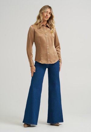 Wrangler WRANGLER X LAINEY WILSON CHEEKY WIDE LEG JEAN - Široke hlačnice - wrangler blue