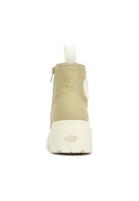 Stivale alla caviglia in canvas beige con suola e dettagli in gomma bianca. Presenta una zip sul retro e una linguetta sul tallone per indossarlo facilmente. Dettaglio del logo sul tallone.