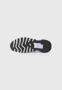 Semelle de chaussure de sport noire et violette avec un design texturé et des accents blancs, dotée d'un motif de semelle prononcé pour une meilleure adhérence.