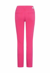 Pantalon droit rose vif vu de dos, avec deux poches arrière et une taille fine avec passants pour ceinture.