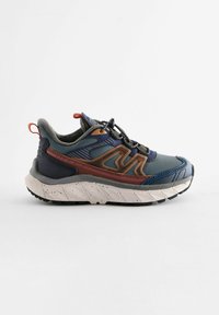 Chaussure de sport pour homme avec une tige en mesh bleu agrémentée d'accents marron et orange, semelle texturée et collier rembourré pour le confort.