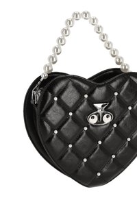 Sac à main noir en forme de cœur, fabriqué en similicuir matelassé. Il est doté d'une anse en perles, de ferrures argentées et de perles décoratives sur la surface.