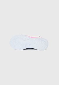 Podeszwa buta w białej gumie z teksturowanym wzorem, z różowo-niebieskim dekoracyjnym motywem i logo "Skechers".